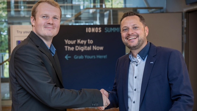  Oliver von Kleist, Partner Manager Cloud bei ]init[, und Tim Kartali, Head of Global Partner Sales bei IONOS besiegeln mit einem Handschlag für gemeinsame Partnerschaft.