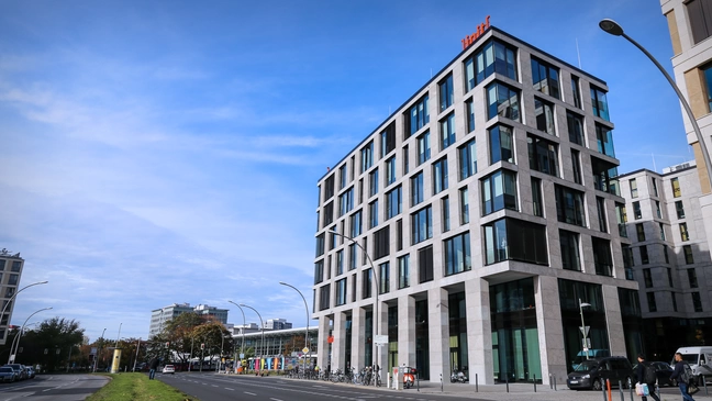 Das East Side Office der ]init[ AG in Berlin-Friedrichshain gegenüber dem Ostbahnhof. Das moderne Bürogebäude wurde 2019 eröffnet.