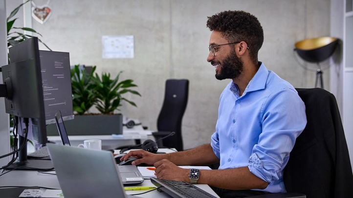 Ein Mitarbeiter arbeitet am PC-Arbeitsplatz.