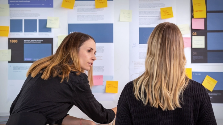 Zwei Mitarbeiterinnen arbeiten an einem Wireframe-Board.