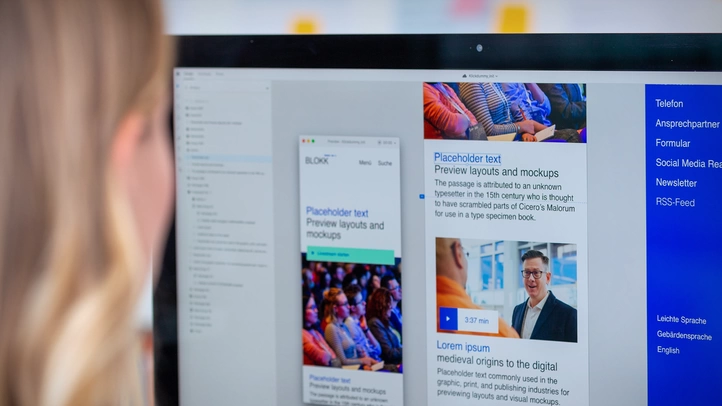 Eine Mitarbeiterin erstellt ein Webdesign.