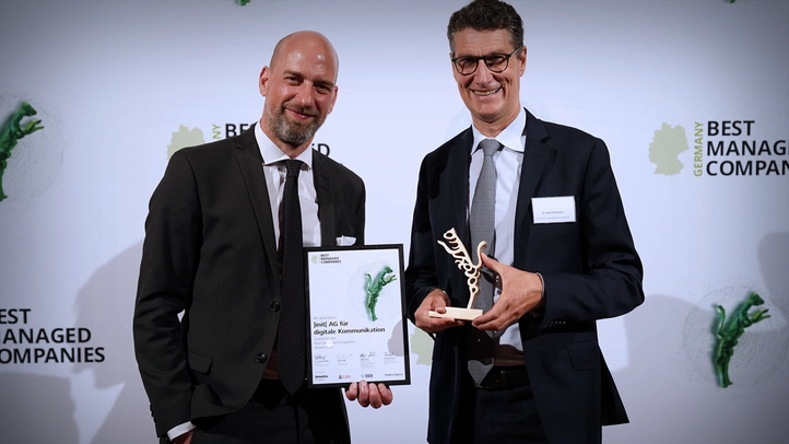 Harald Felling und Axel Kaufmann mit dem Award.