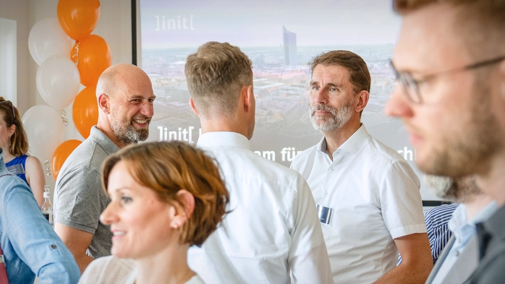 Standorteröffnung ]init[ Leipzig. Teilnehmende beim Empfang.