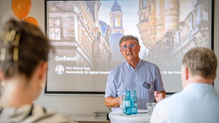 Standorteröffnung ]init[ Leipzig. Prof. Tomas Popp hält eine Ansprache.