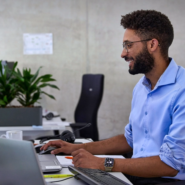 Ein Mitarbeiter arbeitet am PC-Arbeitsplatz.