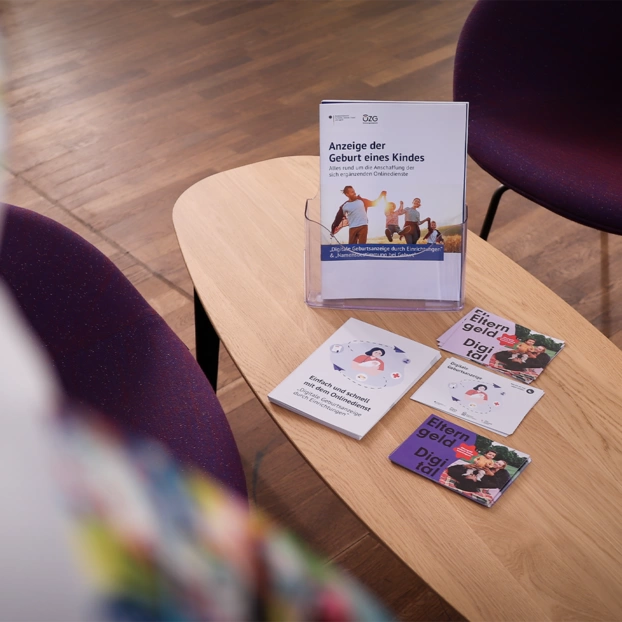 Printmaterialien der ElterngeldDigital-Kampagne des Landes Bremen auf einem Tisch.