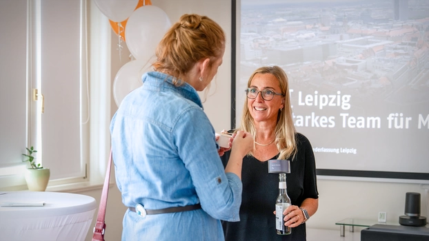 Standorteröffnung ]init[ Leipzig. COO Sandra Valentin im Gespräch mit einer Gästin.